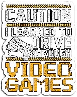 Smiješni novi vozač naučio se voziti igrajući videoigre - grafički naljepnica - auto, zid, laptop, ćelija, naljepnica za